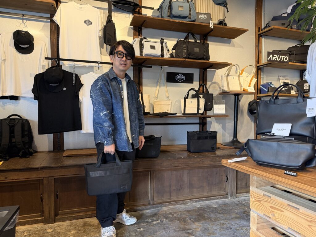 ROVER STEPを手に持ったサイズ感